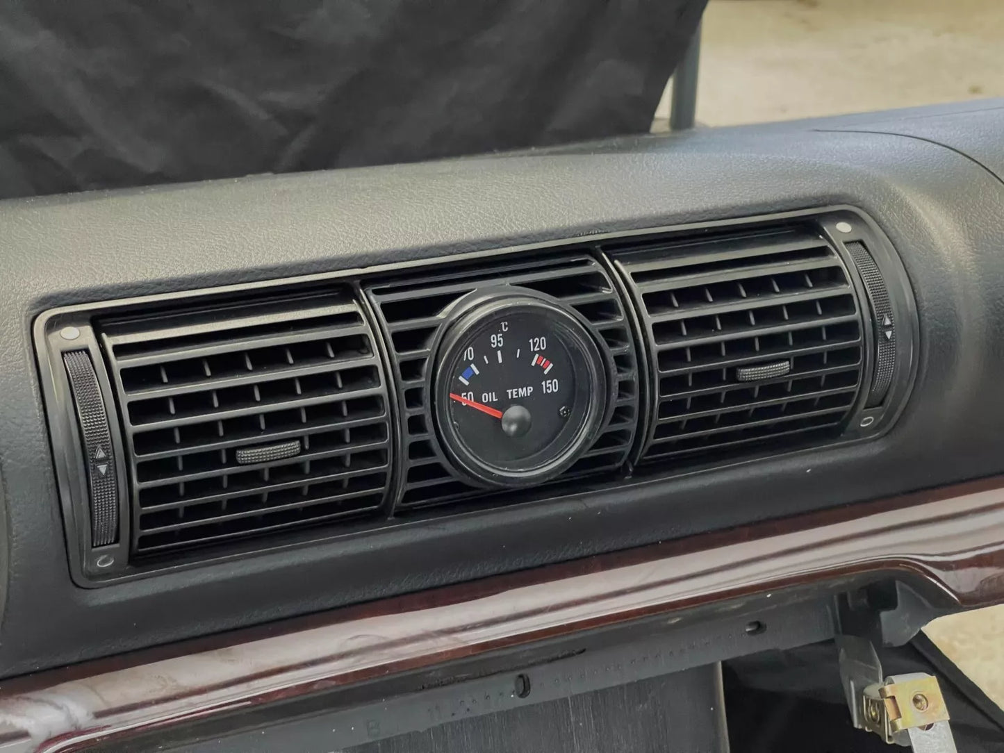 Audi A4/S4/RS4 B5 Center Gauge Pod installed in center air vent