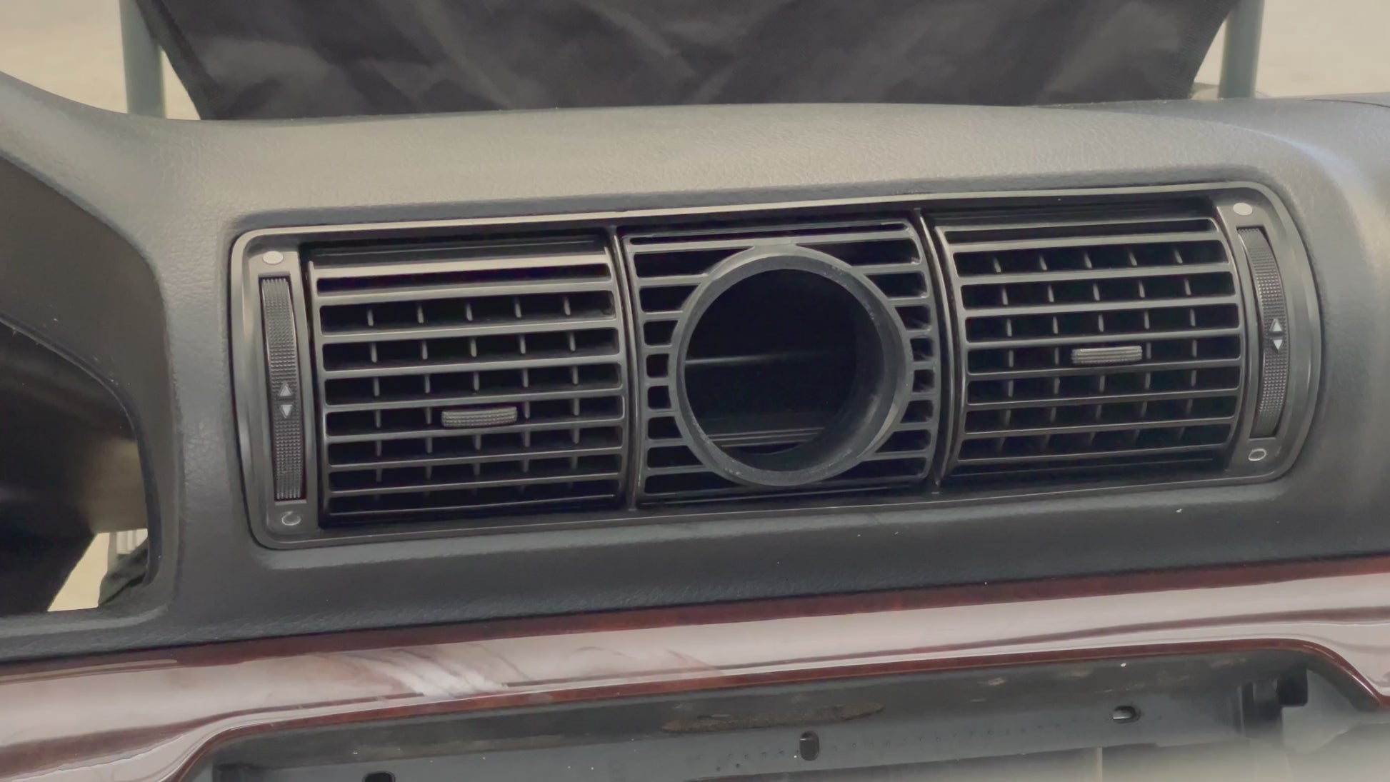 Installation video of Audi A4/S4/RS4 B5 Center Gauge Pod in center air vent