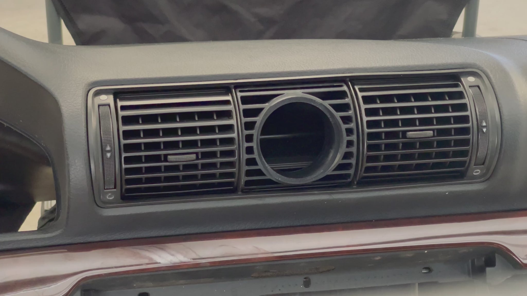Installation video of Audi A4/S4/RS4 B5 Center Gauge Pod in center air vent